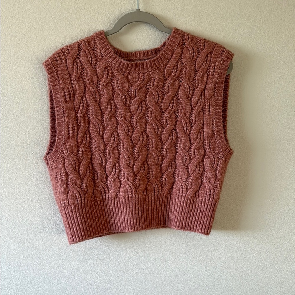 Cable Knit Sleeveless Cropped Sweater Vest